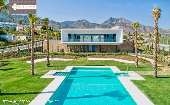 VILLA MINIMALISTA EN URBANIZACIÓN CON PISCINA EN TORREMUELLE - BENALMÁDENA - MALAGA