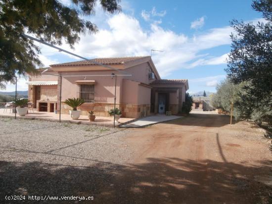 BONITO CHALET CON PISCINA CON JACUZZI, BARBACOA Y MUY BUENAS VISTAS. CERCA DE AUTOVIA - MALAGA