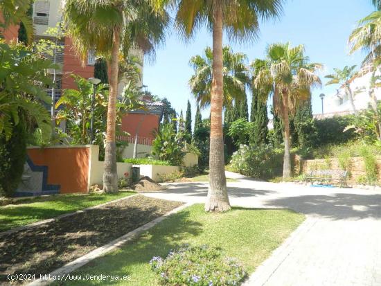 ATICO DE LUJO CON BUHARDILLA EN BENALMADENA A 600 METROS DE LA PLAYA . CON PISCINA Y JARDINES COMUNI