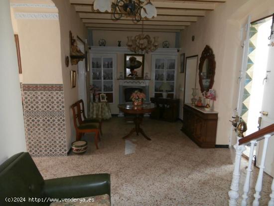 CASA DE PUEBLO EN CASCO HISTÓRICO CON PATIO, TERRAZA, TRASTERO Y LAVADERO. - MALAGA