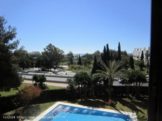 PISO TOTALMENTE REFORMADO. CON PISCINA, JARDINES Y PARKING COMUNITARIO A UN MINUTO ANDANDO DE PUERTO