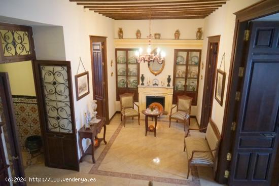 CASA EN CENTRO HISTORICO CON GARAJE PATIO Y TERRAZA - MALAGA