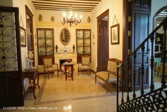 CASA EN CENTRO HISTORICO CON GARAJE PATIO Y TERRAZA - MALAGA