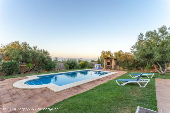 CHALET CON PISCINA, BARBACOA, PORCHE Y TRASTERO - MALAGA