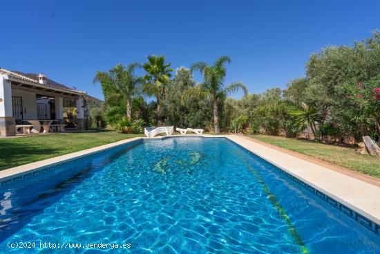 CHALET CON PISCINA, BARBACOA, PORCHE Y TRASTERO - MALAGA