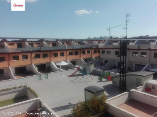 En Burgos, zona Villimar (junto mercadona), Se vende estupendo adosado de 250 mt aprx - BURGOS