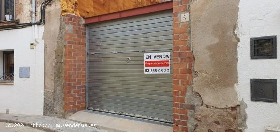 Solar en el centre del poble per construir una casa de tres plantes. - BARCELONA