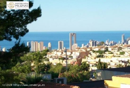 Gran villa independiente con magnificas vistas a la bahía de Benidorm en Urb. Montecasino La Nucia.