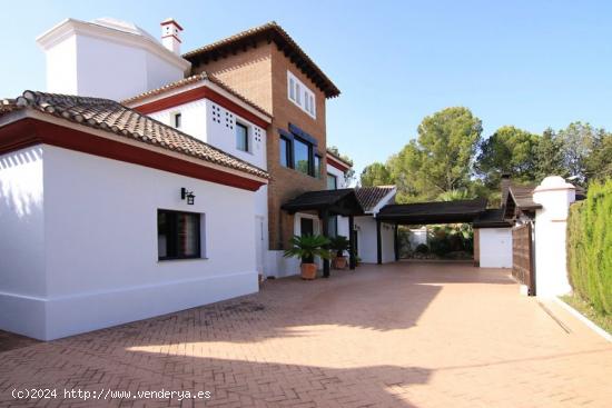 Exclusiva vivienda en urbanización Parque del Cubillas - GRANADA