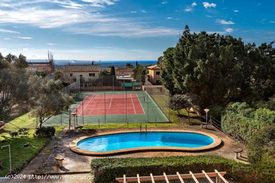 Chalet en venta en gran parcela con pista de tenis y piscina y vistas a la bahía de Palma - BALEARE