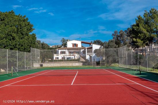 Chalet en venta en gran parcela con pista de tenis y piscina y vistas a la bahía de Palma - BALEARE