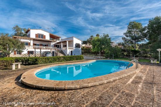 Chalet en venta en gran parcela con pista de tenis y piscina y vistas a la bahía de Palma - BALEARE