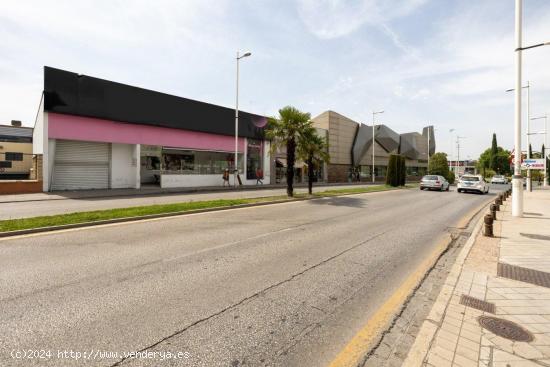 Espectacular nave comercial en Avenida Fernando de los Rios junto Hiperdeluz - GRANADA