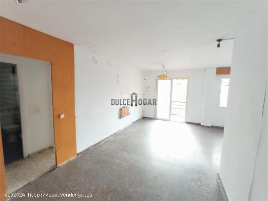 EXCELENTE PISO DE 3 DORMITORIOS PARA REFORMAR EN EL CORAZÓN DEL PALO - MALAGA