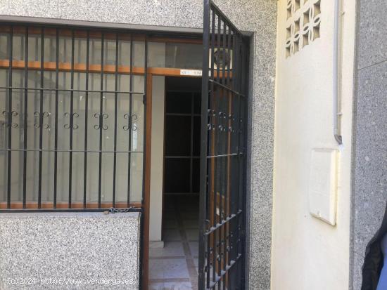  LOCAL COMERCIAL IDEAL PARA OFICINA O CENTRO TERAPEUTA - CADIZ 