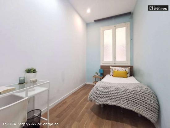  Cómoda habitación con armario independiente en apartamento de 5 dormitorios, Lavapiés - MADRID 