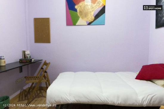  Habitación con cama individual en alquiler en apartamento de 3 dormitorios en La Latina - MADRID 