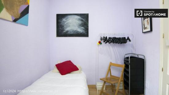 Habitación con cama individual en alquiler en apartamento de 3 dormitorios en La Latina - MADRID