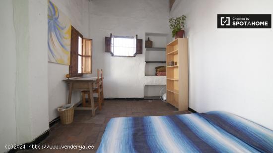 Encantadora habitación con estantería en apartamento de 2 dormitorios, Casco Antiguo - SEVILLA