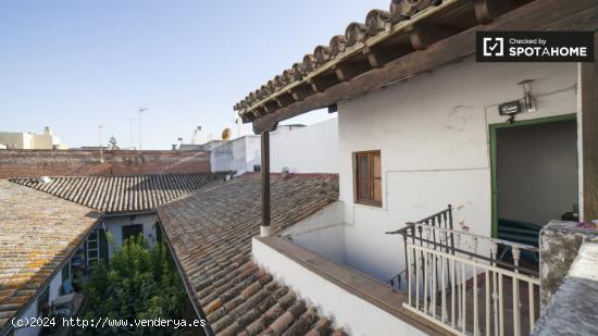 Encantadora habitación con estantería en apartamento de 2 dormitorios, Casco Antiguo - SEVILLA