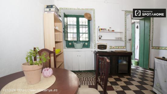 Encantadora habitación con estantería en apartamento de 2 dormitorios, Casco Antiguo - SEVILLA