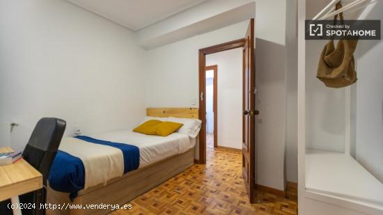 Se alquilan habitaciones en un apartamento de 8 dormitorios en Ciutat Vella - VALENCIA