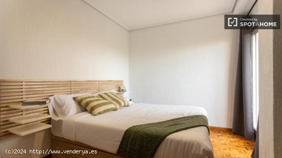 Se alquilan habitaciones en un apartamento de 8 dormitorios en Ciutat Vella - VALENCIA