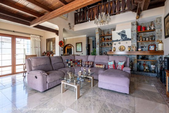 Descubre esta impresionante villa en Tías! Con 3 dormitorios y 4 baños completos, con pisc