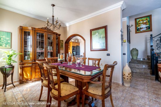 Descubre esta impresionante villa en Tías! Con 3 dormitorios y 4 baños completos, con pisc