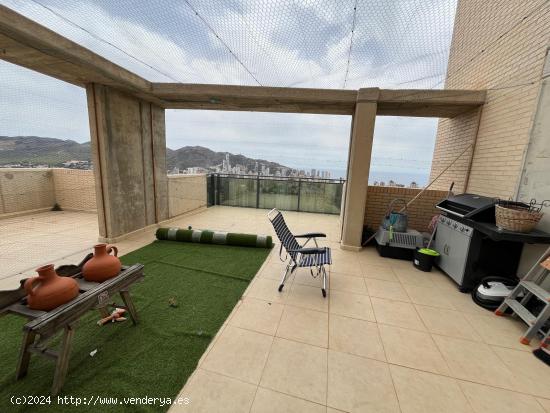 Se vende atico de 2 dormitorios y 2 baños en Benidorm con impresionantes vistas al mar y montaña -