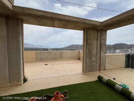 Se vende atico de 2 dormitorios y 2 baños en Benidorm con impresionantes vistas al mar y montaña -