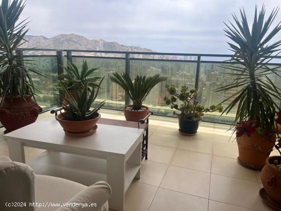 Se vende atico de 2 dormitorios y 2 baños en Benidorm con impresionantes vistas al mar y montaña -