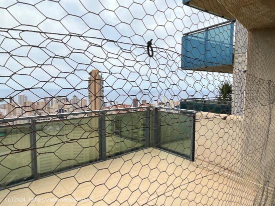 Se vende atico de 2 dormitorios y 2 baños en Benidorm con impresionantes vistas al mar y montaña -