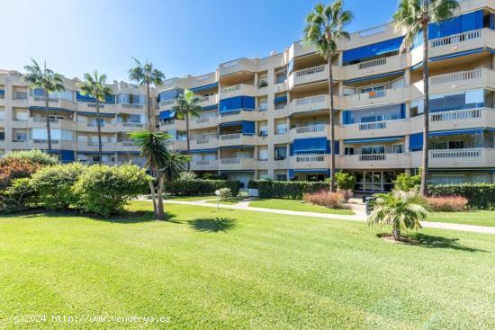 Apartamento de tres dormitorios en urbanización primera línea de playa. - MALAGA