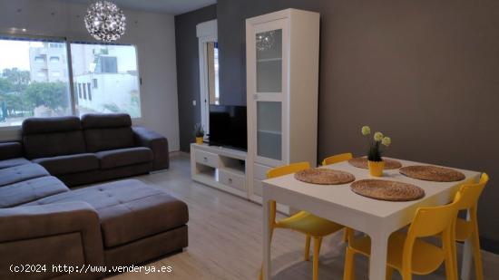 Apartamento de tres dormitorios en urbanización primera línea de playa. - MALAGA