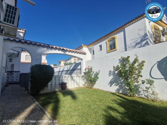 Amplia casa pareada con piscina en Hacienda del Polo. - CADIZ