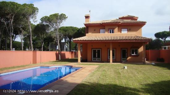 Gran chalet a 800 metros de la playa de La Barrosa en parcela de 1200 m2 - CADIZ