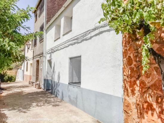 Refugio Tranquilo en Riopar: Encantadora Casa de Pueblo con Vistas a la Montaña y Dos Chimeneas - A