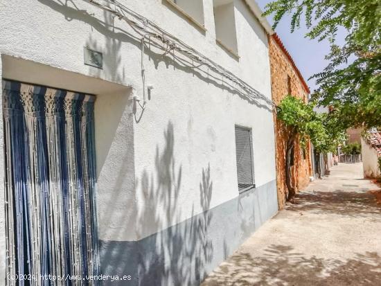 Refugio Tranquilo en Riopar: Encantadora Casa de Pueblo con Vistas a la Montaña y Dos Chimeneas - A