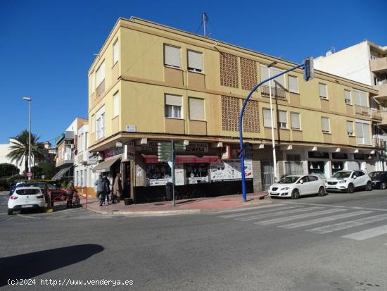 EDIFICIO PARA DERRIBAR Y CONSTRUIR OBRA NUEVA FRENTE A LA PLAYA EN TORREVIEJA - ALICANTE