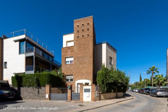 Casa individual de tres dormitorios mas torreón. - GRANADA