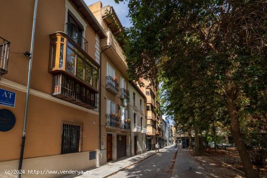 FANTASTICA CASA EN PLAZA DE LOS LOBOS - GRANADA