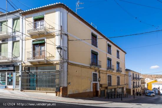 Espectacular edificio a 3 calles con vivienda y locales comerciales en pleno centro de Alhama de Gr 