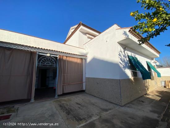 MAJANEQUE - Solar de 850 m2 con casa de unos 200m - Agua potable, luz, alcantarillado, NEGOCIABLE. -