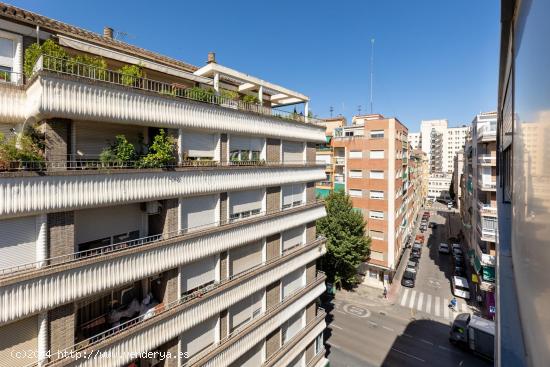 Venta de ático-dúplex con piscina y cochera en la Avda. Doctor Olóriz (Granada) - GRANADA