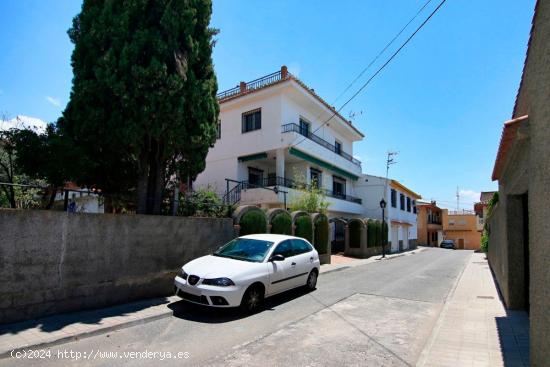 Solar en el centro de Jun, Urbano, dando a dos calles, zona sin ruidos, con todos los comercios a do