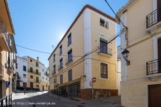 Espectacular edificio a 3 calles con vivienda y locales comerciales en pleno centro de Alhama de Gr 