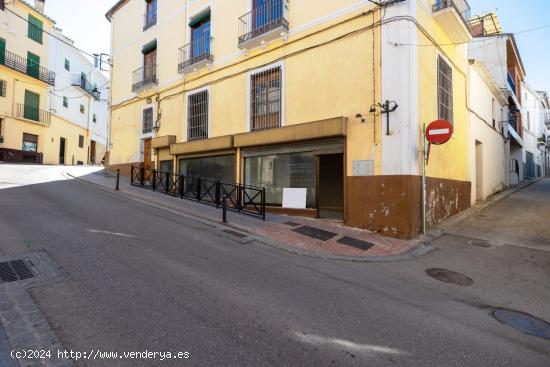 Espectacular edificio a 3 calles con vivienda y locales comerciales en pleno centro de Alhama de Gr 