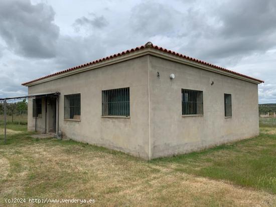  CASA DE CAMPO en Alcuescar - CACERES 