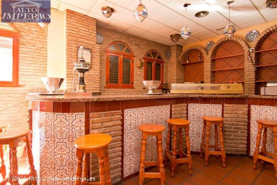 Local con licencia de bar con cocina. Granada centro - Arabial. Venta y alquiler opción a compra. -